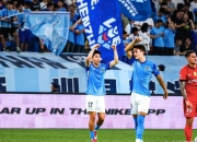 乐鱼体育全站-海港2-1逆袭新鹏城，蒯纪闻首发登场，李新翔进球扳平蓉城！