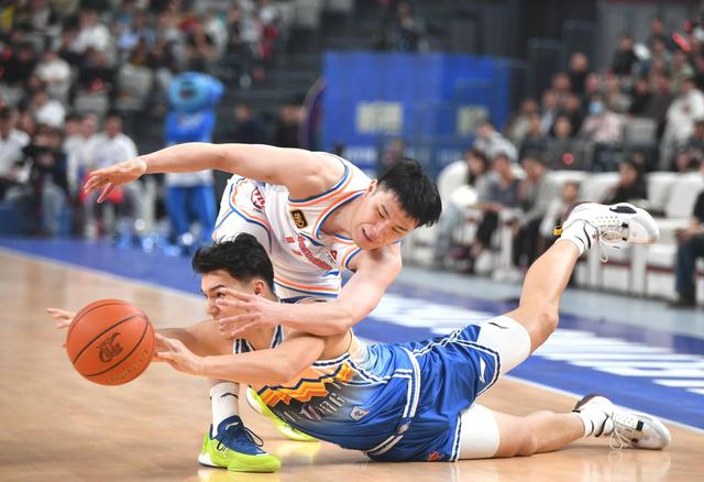 新疆队客场逆袭，击败对手取得胜利晋级