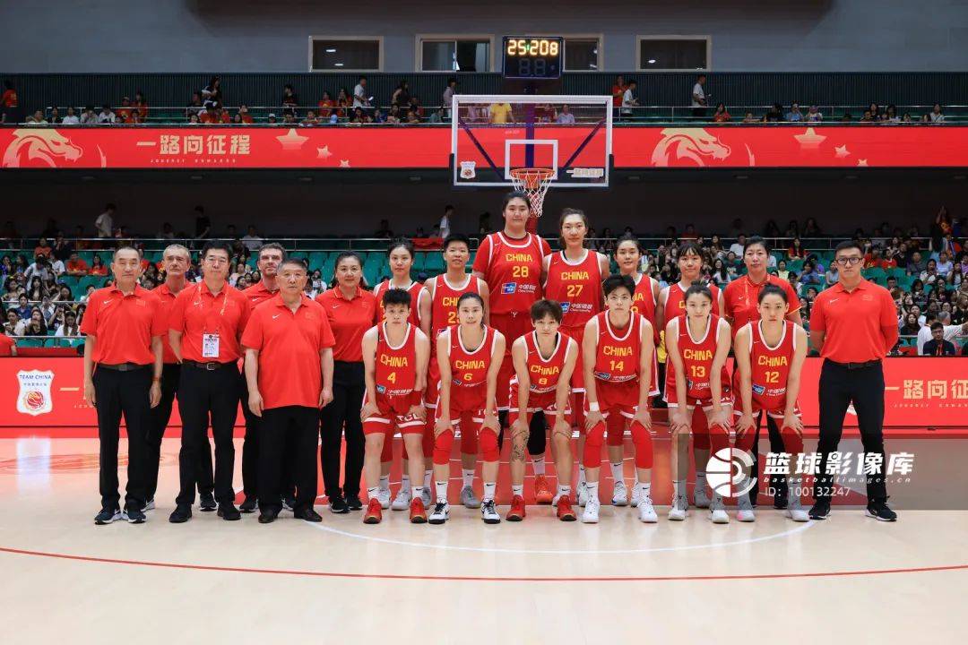 中国女篮2米26天才陷留洋风暴！杨毅拍桌怒吼：去美国就是毁了她！