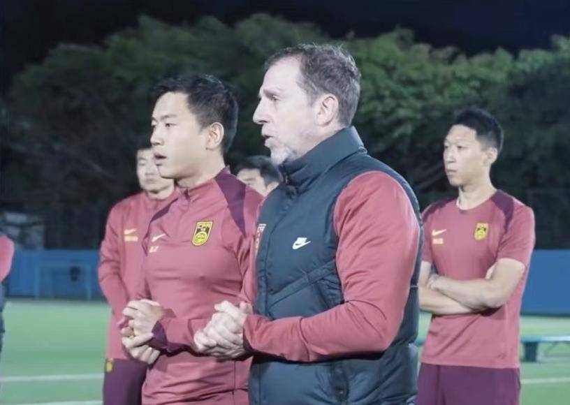 国足小胜中国香港王钰栋屡遭侵犯爆发冲突(图)
