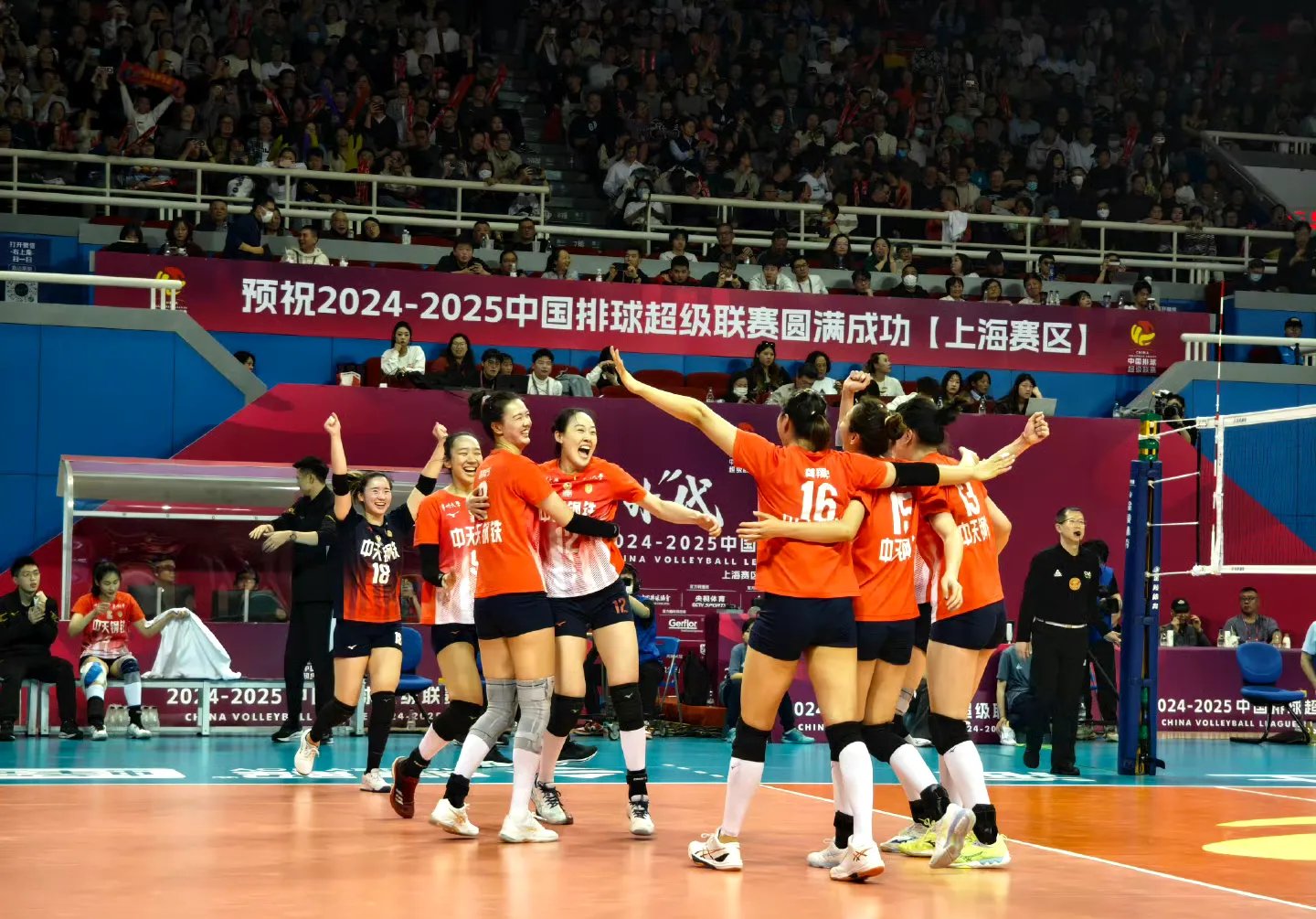 包含中国女排晋级占主动!总决赛名额之争白热化2队提前入围的词条