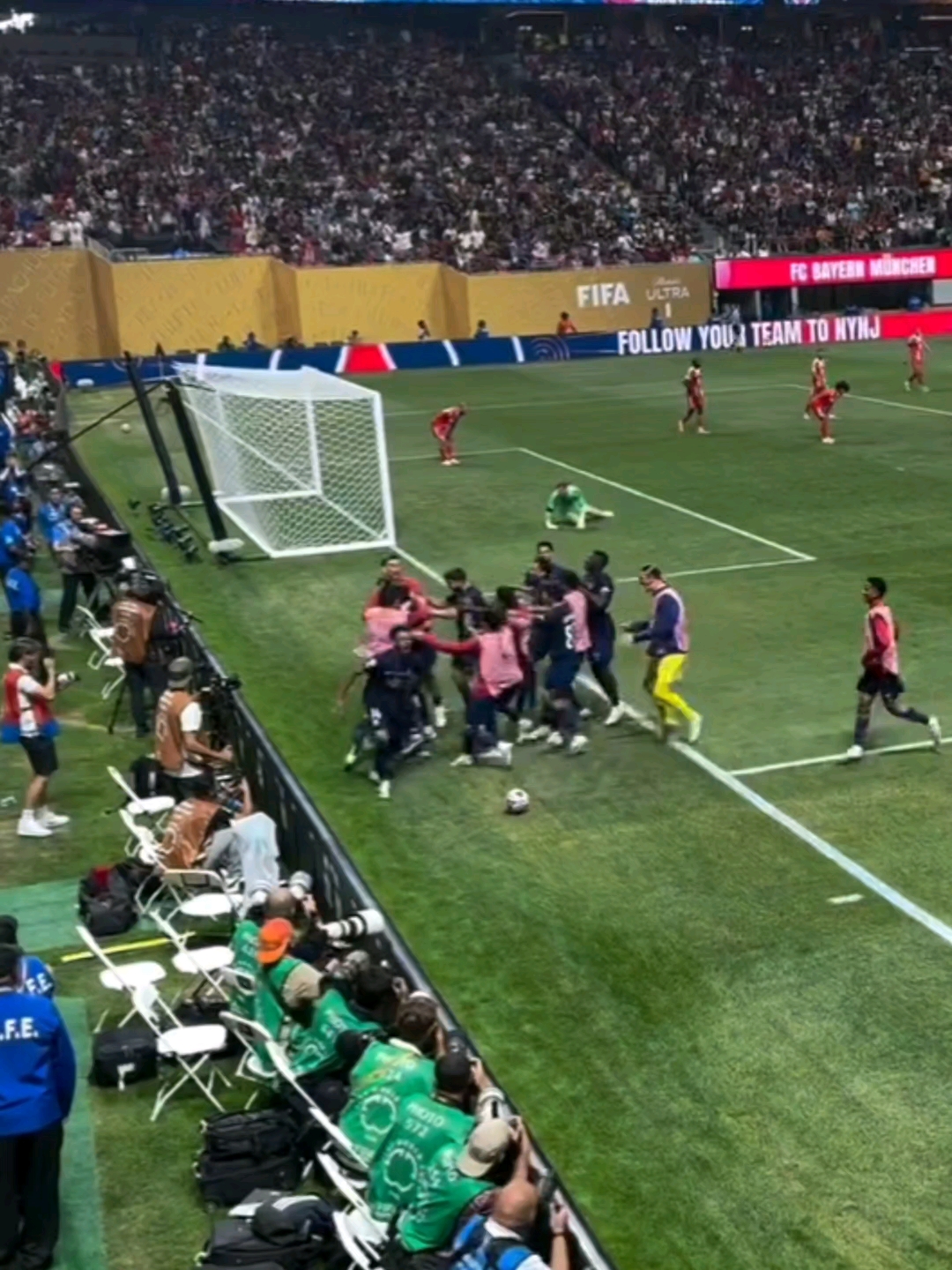 包含世俱杯：九人“大巴黎”“惨胜”拜仁晋级四强的词条