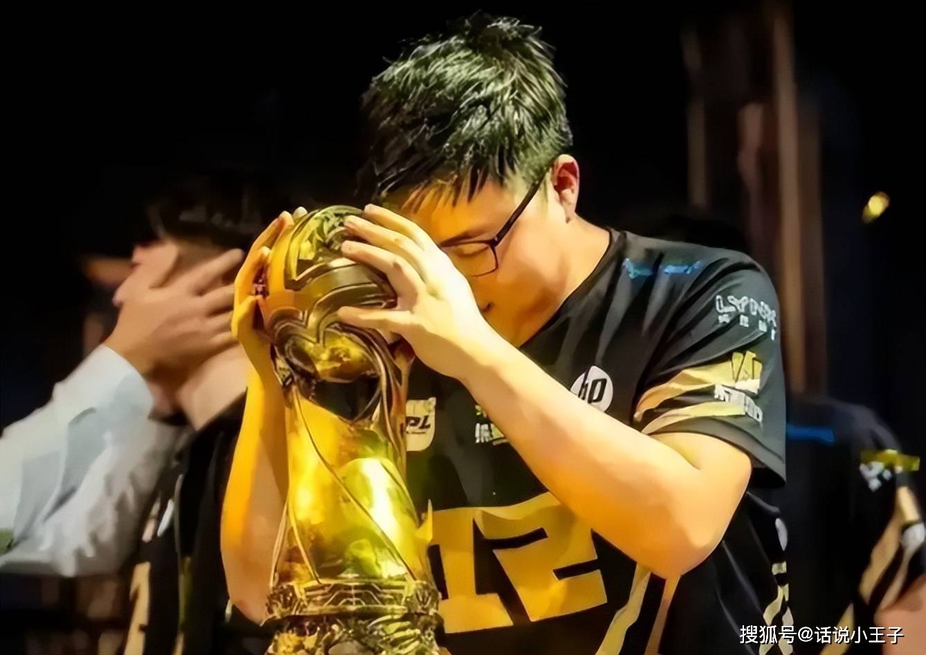 包含IG和TES是LPL仅有的两支尚未恭喜Uzi进入名人堂的战队50亮1101回复英雄联盟的词条