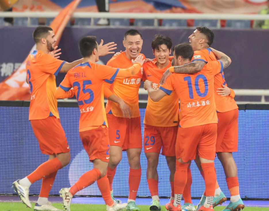 包含中超争冠白热化：上海海港1-0险胜山东泰山，武磊绝杀点燃冠军悬念的词条